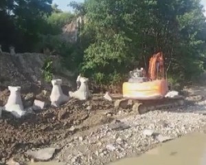 MÂNZĂLEŞTI, REDESCHIS. URMEAZĂ LOPĂTARI. LUCRĂRI INTENSE DE REFACERE A DRUMULUI, PE 203 K