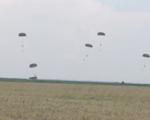 AERODROMUL BOBOC, CUCERIT DE FORŢELE NATO. EXERCIŢIU MILITAR CU SUTE DE PARAŞUTIŞTI DIN TRUPE SPECIALE