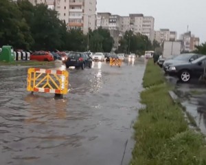 FURTUNA A FĂCUT PRĂPĂD LA BUZĂU. STRĂZI ŞI GOSPODĂRII INUNDATE, COPACI CĂZUŢI, DRUMURI BLOCATE