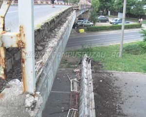 S-A PRĂBUȘIT!  PARAPET DE 18 METRI, DIN BETON, DESPRINS DE PE POD