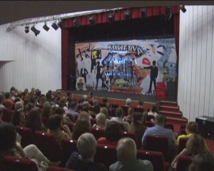 PRIMUL GONG, LA “BUZĂU IUBEŞTE TEATRUL”. FESTIVAL DE TRADIŢIE LA “GEORGE CIPRIAN”