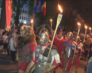 MARŞ NOCTURN, SUB PRIVIRILE A MII DE BUZOIENI. DEFILAREA CU TORŢE A ANIMAT, SÂMBĂTĂ, STRĂZILE ORAŞULUI