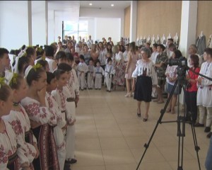 IA ROMÂNEASCĂ, SIMBOL NAŢIONAL. EXPOZIŢIE DE ARTĂ POPULARĂ LA GALERIILE DE ARTĂ