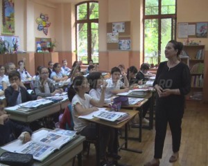 LA MULŢI ANI, DRAGI ÎNVĂŢĂTORI! DĂRUIRE, PASIUNE, SACRIFICII ŞI RESPECT