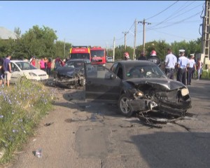 IMPACT FRONTAL LA VADU PAŞII. TREI MAŞINI IMPLICATE, UN BĂRBAT RĂNIT