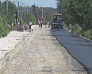 SE ASFALTEAZĂ ŞOSEAUA VADU PAŞII. TRONSONUL ÎN LUCRU ESTE ÎNCHIS CIRCULAŢIEI