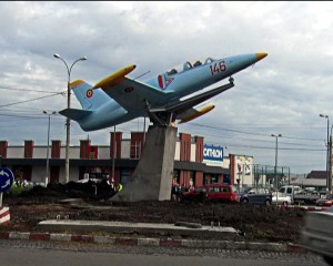 GATA DE ZBOR. AVIONUL-MONUMENT A FOST INSTALAT PE SOCLU