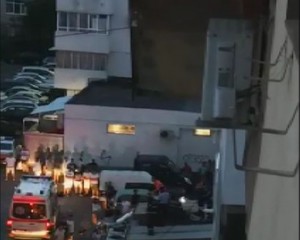LA UN PAS DE TRAGEDIE. O FETIŢĂ A SCĂPAT CA PRIN MINUNE, DUPĂ CE A CĂZUT DE LA ETAJ