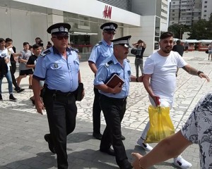 CINE SPUNE ADEVĂRUL? POLIŢIŞTII LOCALI, BODYGUARZII DE OCAZIE AI LUI IMOGEN