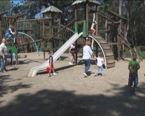 LOCURI DE JOACĂ MODERNE, ÎN PARCURI. PIESELE VOR FI CONFECŢIONATE DIN LEMN