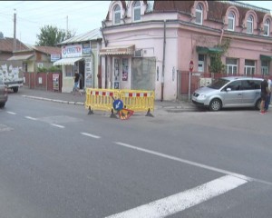 BĂTAIE DE JOC. GROAPĂ ABANDONATĂ ÎN MIJLOCUL STRĂZII