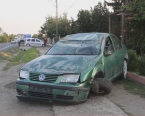 A INTRAT CU MAŞINA ÎN GARDUL POLIŢIEI. S-A RĂSTURNAT ÎN FAŢA PRIMĂRIEI