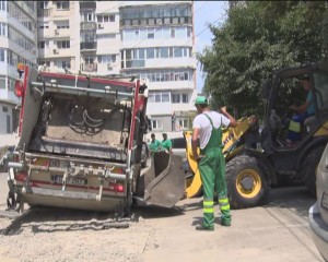 CAPCANE, PE STRĂZILE BUZĂULUI. O MAŞINĂ RER A RĂMAS CAPTIVĂ ÎNTR-O GROAPĂ