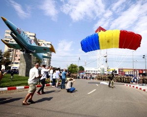 EVENIMENT MAJOR. A FOST INAUGURAT „MONUMENTUL AVIAŢIEI ŞI PARAŞUTIŞTILOR ROMÂNI”