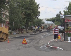ASFALTARE, DAR CU PETICE. “SE PLOMBEAZĂ DOAR GROPILE PRINCIPALE”