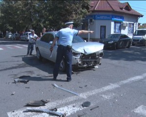 UN NOU IMPACT ÎN INTERSECŢIA DE LA POLICLINICĂ. ACCIDENT CU 3 VICTIME ŞI TREI MAŞINI