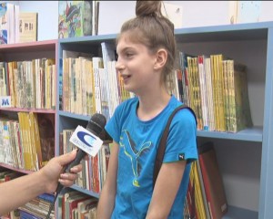 ÎNDRĂGOSTIŢI DE BIBLIOTECĂ. LUCIANA, FELICITATĂ DE PREŞEDINTELE CJ