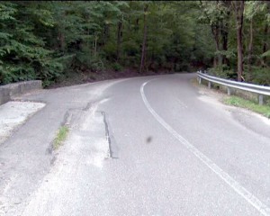 DRUM TURISTIC STRICAT. DJ 203 G, SĂRATA MONTEORU – LEICULEŞTI, ARE NEVOIE DE REPARAŢII