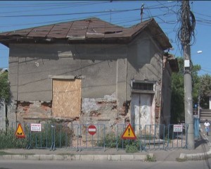 CASELE DĂRĂPĂNATE, LA CONTROL. PROPRIETARII, SOMAŢI SĂ LE REPARE