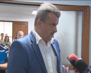 SUBPREFECTUL ŞI-A SCĂPAT SUPER GLUE PE SCAUN. DIMIAN NU ÎŞI DĂ DEMISIA, INVOCĂ “PROCEDURI COMPLICATE”