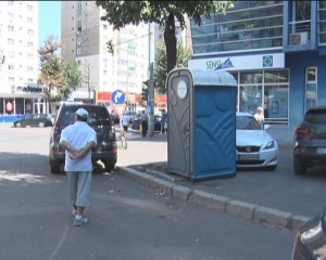 DISCONFORT CREAT DE O TOALETĂ. MIROSUL ESTE ÎNGROZITOR