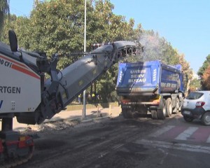ASFALT PE STRADA PIETROASELE. LUCRĂRILE AU ÎNCEPUT DE ASTĂZI