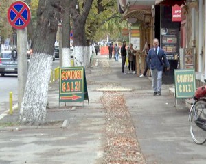 FĂRĂ CABLURI PE BĂLCESCU. VOR FI ASFALTATE TROTUARELE ÎNTRE PREFECTURĂ ŞI UNIRII