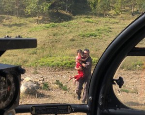 COPILĂ DE 9 ANI CĂUTATĂ 12 ORE ÎN PĂDURE. A FOST GĂSITĂ CU AJUTORUL ELICOPTERULUI