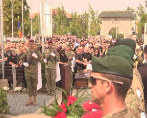 EROUL POLSCHI, CONDUS PE ULTIMUL DRUM. MILITARUL BUZOIAN A FOST ÎNMORMÂNTAT LA CIMITIRUL EROILOR