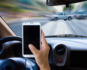 MOBILUL LA VOLAN, MAI COSTISITOR. ALĂTURI DE ALTĂ ABATERE, SE SUSPENDĂ PERMISUL
