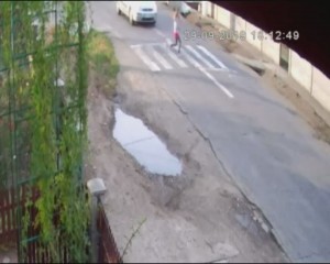 FETIŢĂ UCISĂ PE TRECEREA DE PIETONI. ŞOFERUL A LOVIT-O ÎN PLIN