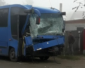 DE LA NUNTĂ, LA SPITAL. AUTOBUZ CU NUNTAȘI, IMPLICAT INTR-UN ACCIDENT RUTIER