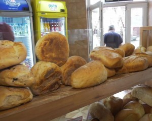 BRUTĂRIILE TRADIŢIONALE ÎŞI RECÂŞTIGĂ CLIENŢII. BUZOIENII NU MAI VOR PÂINE CONGELATĂ