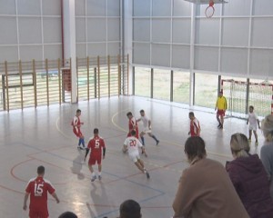PĂRINŢI VS PROFESORI, CONFRUNTARE PE TERENUL DE SPORT. MECI AMICAL ORGANIZAT DE AJF ŞI LICEUL CU PROGRAM SPORTIV