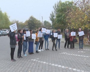 PROTEST: ”NE VREM ȘCOALA ÎNAPOI!” AMENINȚĂRI CU EXECUTAREA SILITĂ ȘI CU PLÂNGERI PENALE