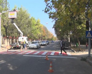 NOU SEMAFOR CU BUTON, PE SPIRU HARET. SE VA SINCRONIZA CU CEL DIN FAŢA ŞCOLII 15