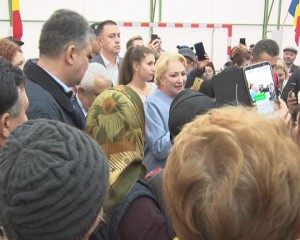 INAUGURĂRI DE CAMPANIE. SĂTENII S-AU ÎNGHESUIT SĂ FACĂ POZE CU DĂNCILĂ