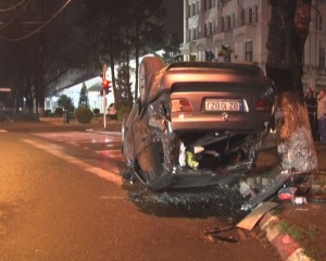 ACCIDENT GRAV PE BULERVARDUL NICOLAE BĂLCESCU. DOUĂ AUTOTURISME S-AU CIOCNIT, UNUL DINTRE ELE S-A RĂSTURNAT