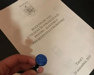 ROMÂNIA ÎŞI ALEGE PREŞEDINTELE URMĂTORILOR CINCI ANI. PESTE 380.000 DE BUZOIENI SUNT AŞTEPTAŢI LA URNE