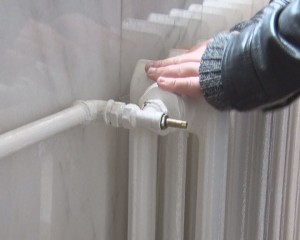PÂNĂ CÂND ÎI ŢINEŢI ÎN FRIG ŞI FĂRĂ APĂ CALDĂ? PROBLEME ÎN ŞCOLI ŞI PENTRU 4.000 DE FAMILII