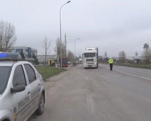 TIR-IŞTI SANCŢIONAŢI PENTRU TRAVERSAREA PODULUI. POLIŢIŞTII LOCALI, ZILNIC LÂNGĂ PODUL METALURGICA