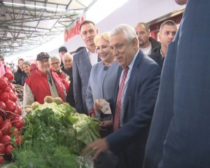 DĂNCILĂ, BAIE DE MULȚIME ÎN PIAȚA CENTRALĂ. FOSTUL PREMIER, ȘAH LA MASA PENSIONARILOR DIN CRÂNG