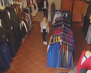A FURAT UN PACHET DE ŢIGĂRI. CAMERELE DE SUPRAVEGHERE AU DAT-O DE GOL