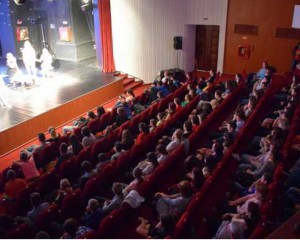 ELEVII DE LA HASDEU PREGĂTESC O SURPRIZĂ. MUSICAL SUTĂ LA SUTĂ BUZOIAN
