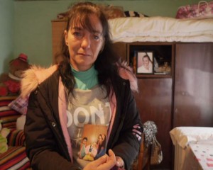 O MAMĂ SURDO-MUTĂ CERE AJUTOR. SUSŢINE CĂ ESTE VICTIMA SOŢULUI