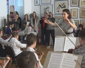MUZICĂ ŞI ARTE PLASTICE. SPECTACOL AL ELEVILOR DE LA ”ARTE” LA MUZEUL JUDEŢEAN