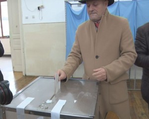 PREȘEDINTELE NEAGU, VOT CU CÂNTEC. ȘEFUL CJ A CÂNTAT ÎN CABINA DE VOT