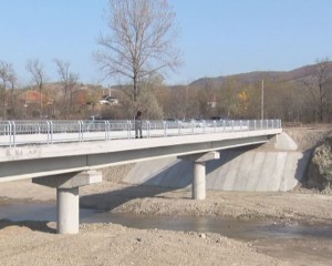 POD NOU PESTE SLĂNIC, LA CERNĂTEŞTI. BUCURIE PENTRU LOCALNICII DIN SATUL CĂLDĂRUŞA
