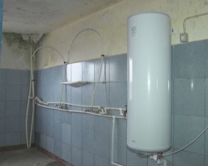 UN BLOC ÎNTREG, FĂRĂ APĂ CALDĂ. APROAPE 100 DE FAMILII SUNT AFECTATE