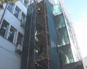 SCARA PERICOL DE LA PREFECTURĂ, ÎN REPARAŢII. ORICÂND SE PUTEA PRODUCE UN INCIDENT